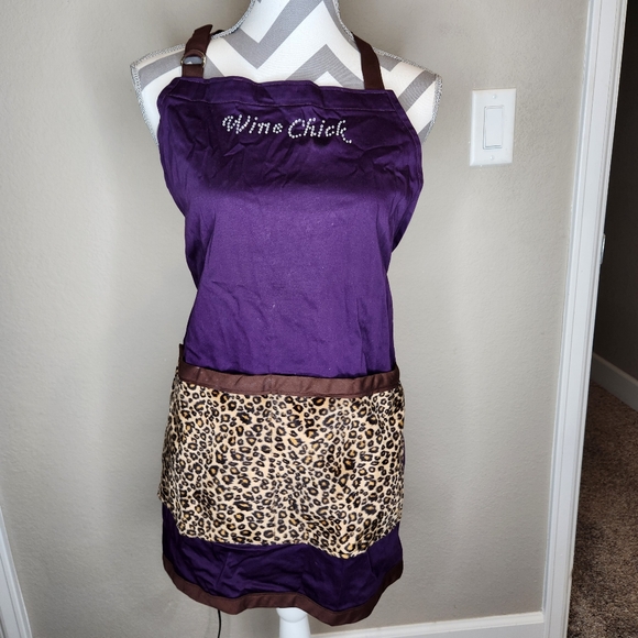 Apron: Wine Chick rhinestones, Purple/brown with fuzzy leopard print pockets - Picture 2 of 3